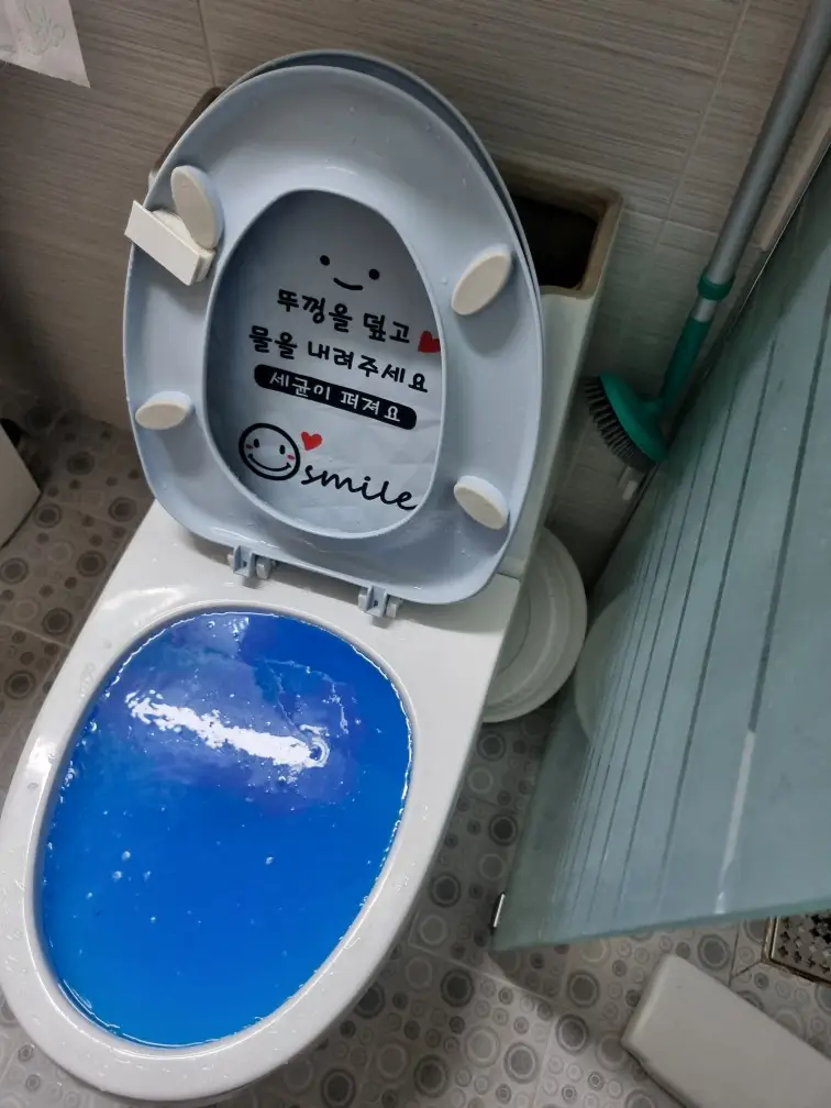 변기 막힘, 관통기 작업으로 신속하게 해결했습니다!